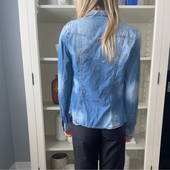 Guess jean button up, women’s size M - Picture 3 of 8